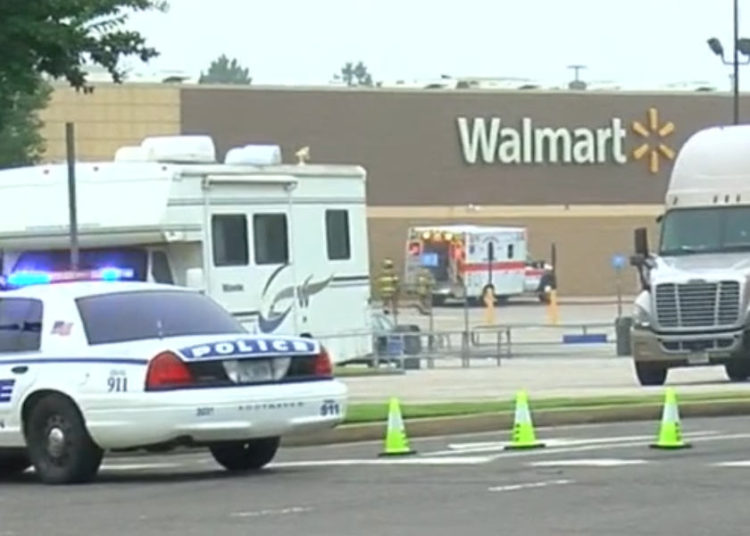 Un tiroteo en un Walmart deja 2 personas muertas y un policía herido