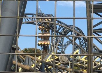 Se daña montaña rusa y sus ocupantes quedan atrapados a 30 metros de altura