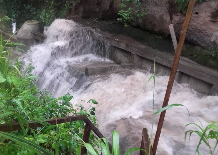 Motociclista es succionado por un tragante en la zona de Las Delicias, Santa Tecla