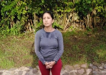 Detienen a mujer con fusil AK-47 y varios paquetes de marihuana