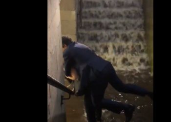 (VIDEO) Una mujer carga a hombre para que no se moje los pies