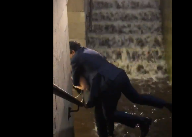 (VIDEO) Una mujer carga a hombre para que no se moje los pies