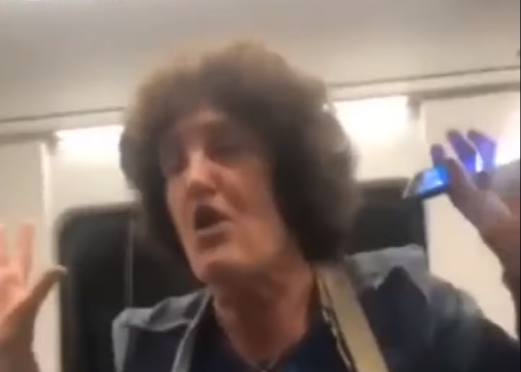 Difunden video de española que dirige insultos racistas a dos africanos en un tren