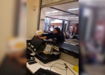 (VIDEO) Mujer pierde el vuelo, monta en cólera e insulta a empleados de aerolínea