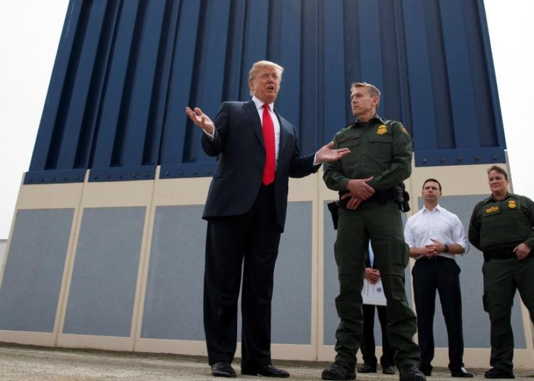 La Corte Suprema autoriza a Trump gastar $2.500 millones del Pentágono en el muro