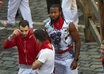 (VIDEO) Josh Norman estrella de la NFL puso en riesgo su vida al participar de una corrida de toros