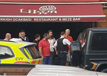 (VIDEO) Un futbolista del Arsenal se enfrenta a delincuentes armados con cuchillos y evita robo a Ozil