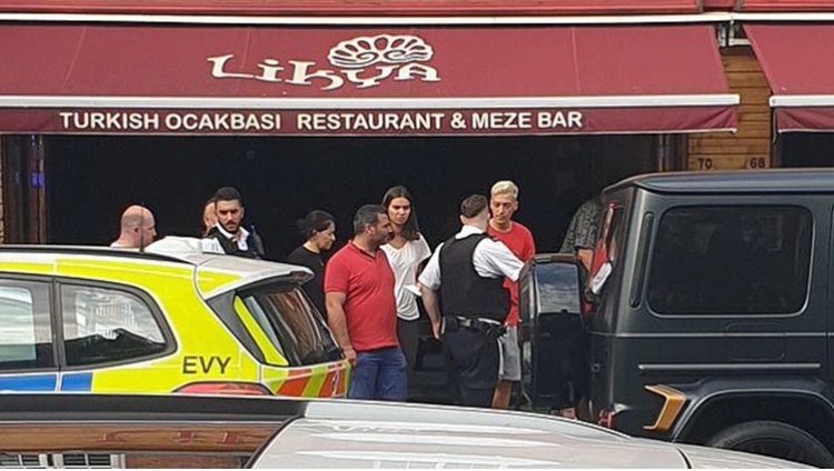 (VIDEO) Un futbolista del Arsenal se enfrenta a delincuentes armados con cuchillos y evita robo a Ozil