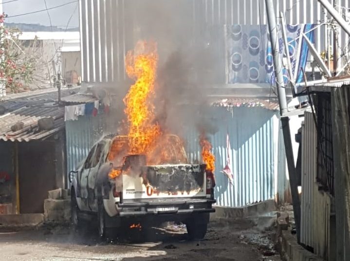 Mareros queman patrulla de la PNC en Santa Tecla