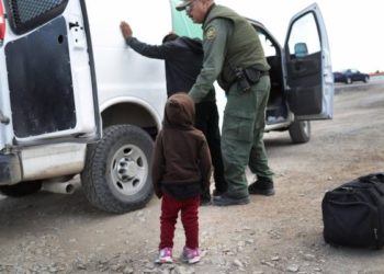 Investigan a agentes de la patrulla fronteriza por comentarios sexistas y racistas en Facebook