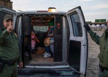 Investigan a 62 agentes de Patrulla Fronteriza por burlarse de migrantes a través de Facebook