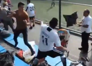(VIDEO) Pelea campal entre asistentes a un partido infantil