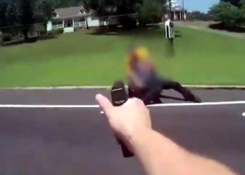 (VIDEO) Policías matan a un hombre que los atacó con un cuchillo