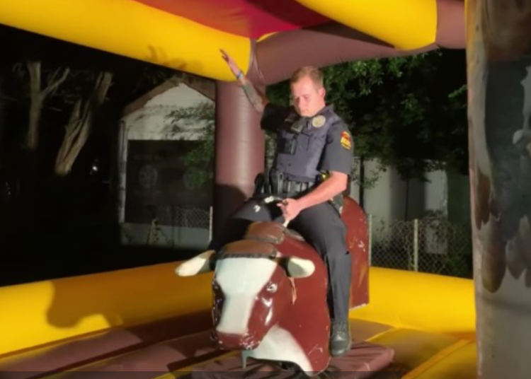 (VIDEO) Policía que intentaba detener fiesta termina como el rey del «toro» mecánico