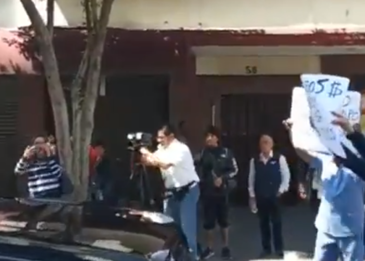 (VIDEO) Presunto abogado de “El Chapo” interrumpe caravana de Pompeo