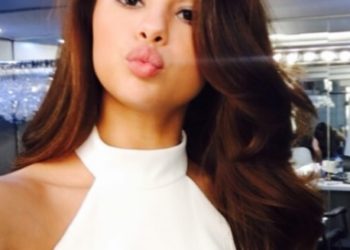 Selena Gomez luce un traje de baño al estilo Pamela Anderson en Baywatch