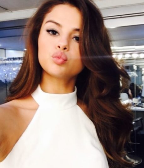 Selena Gomez luce un traje de baño al estilo Pamela Anderson en Baywatch