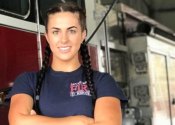 Una bombero que fue discriminada por sus compañeros, los rescata de un incendio