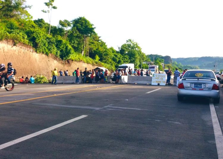 Bloquean carretera al Puerto de La Libertad para exigir un retorno