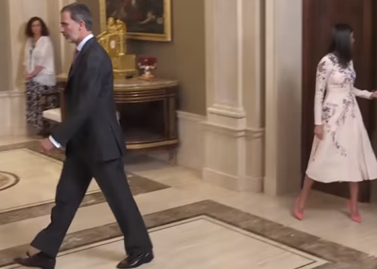 (VIDEO) El Rey Felipe se disgusta con Letizia en un evento
