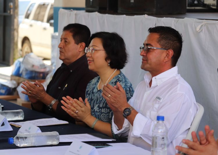 China dona instrumentos musicales a centros escolares de Chalatenango