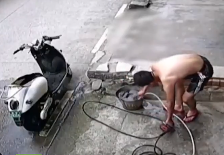(VIDEO) Hombre se salva de morir electrocutado en China