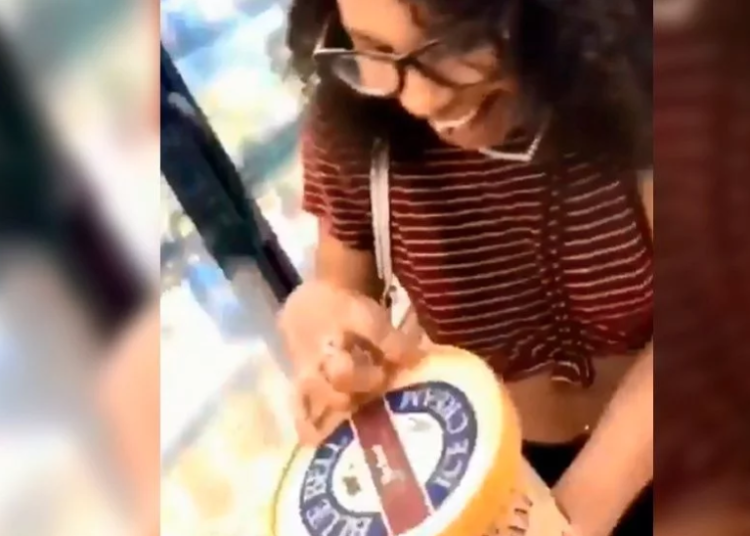 (VIDEO) Una mujer podría ir 20 años a la cárcel por lamer un helado