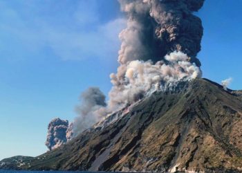 Al menos un muerto y un herido por la erupción del volcán Strómboli en Italia