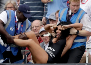 La suegra de la mujer que invadió final de la Champions irrumpió en la final del Mundial críquet