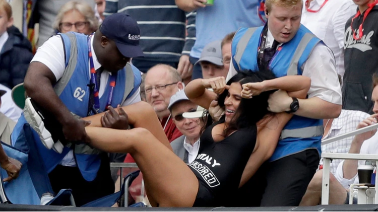 La suegra de la mujer que invadió final de la Champions irrumpió en la final del Mundial críquet
