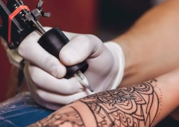 Alerta sanitaria por aumento de infecciones cutáneas relacionadas con los tatuajes