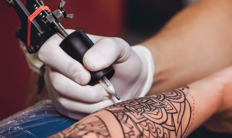 Alerta sanitaria por aumento de infecciones cutáneas relacionadas con los tatuajes