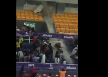 (VIDEO) Lluvias derrumban techo de un gimnasio en medio de partido mundial de voleibol