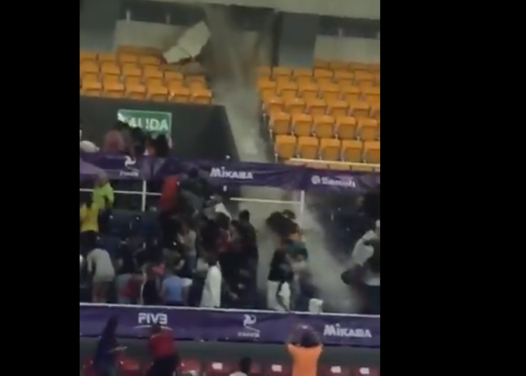 (VIDEO) Lluvias derrumban techo de un gimnasio en medio de partido mundial de voleibol