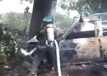 Dos personas lesionadas y vehículos incendiados deja accidente de tránsito cerca de Tecoluca