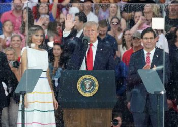 Donald Trump alabó la «toma de aeropuertos» en 1775 en el discurso del día de la independencia