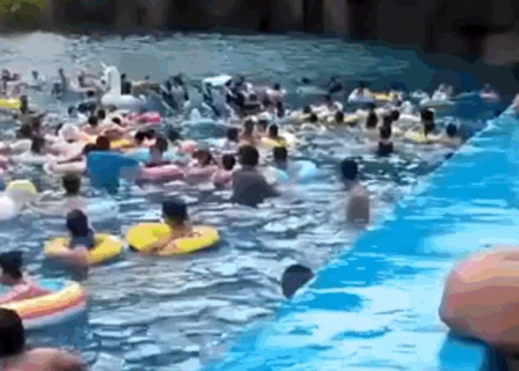 (VIDEO) Un ‘tsunami’ deja decenas de heridos en un parque acuático en China