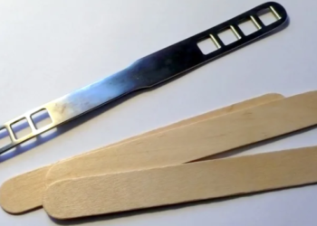 (VIDEO) Graba y sube a las redes cómo su hija lame un utensilio medico y ahora puede ir 30 años de prisión