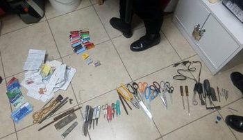 Decomisan 87 “wilas” y tarjetas de crédito en granja penitenciaria de Zacacatecoluca