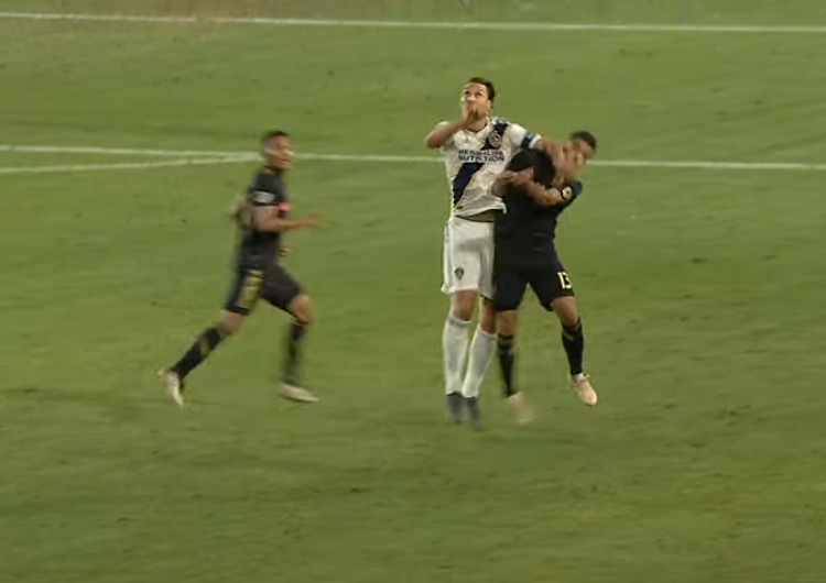 (VIDEO) Zlatan Ibrahimovic le fractura el cráneo a un jugador rival