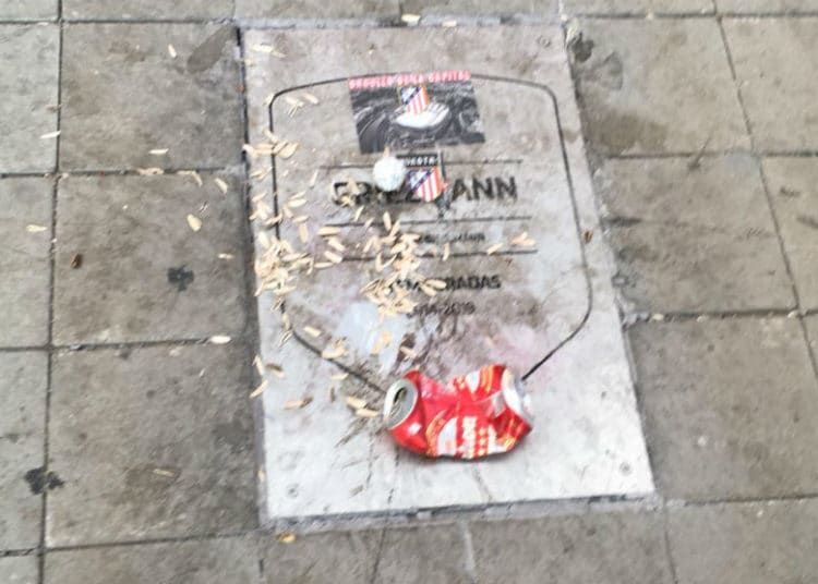 La placa de Griezmann vuelve a ser ensuciada