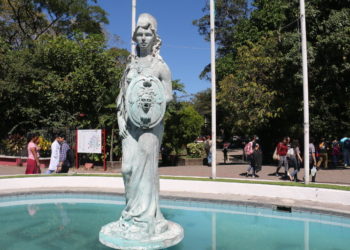 Denuncian plazas de hasta tres salarios y mal manejo de fondos de parqueos en la UES