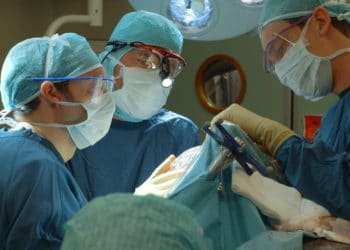 Cirujano se duerme en el suelo tras realizar 7 operaciones sin pausa