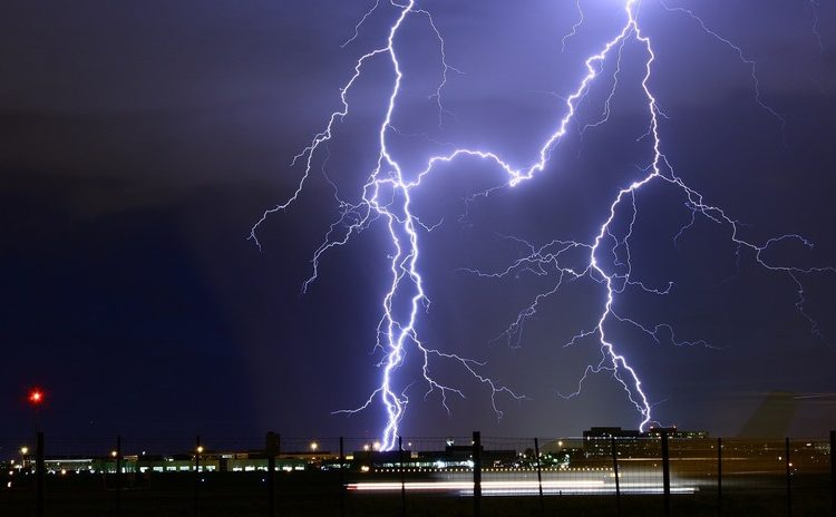 (VIDEO): El dramático momento en que un rayo ‘despeina’ a un hombre y este se salva de milagro