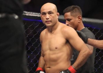 (VIDEO) Una leyenda de la UFC y un aficionado protagonizan brutal pelea fuera de un bar