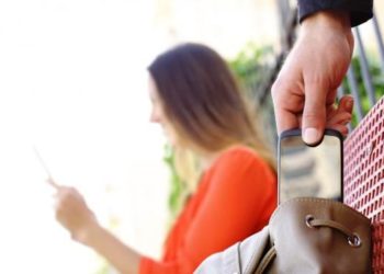 (VIDEO) Ladrón se arrodilla en banca de iglesia, roba un celular y sale persignándose