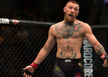 (VIDEO) Conor McGregor golpeó a un anciano por no aceptar un vaso de whisky