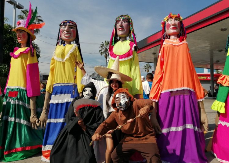 (FOTOS): Colorido desfile del comercio recorre principales calles de San Salvador