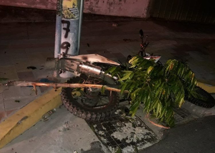 Motociclista muere al estrellarse con un poste en la antigua calle a Zacatecoluca