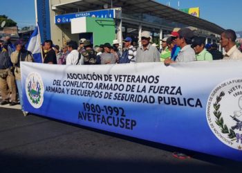 Veteranos bloquean la alameda Juan Pablo II
